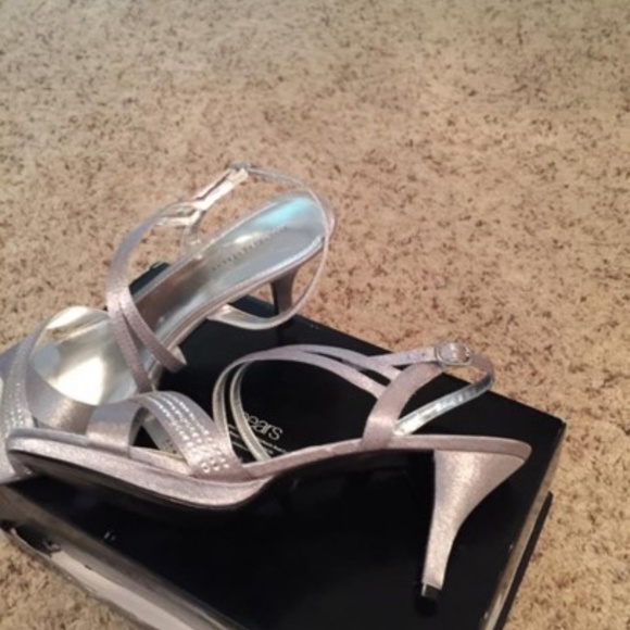 Silver Heels - Picture 3 of 3
